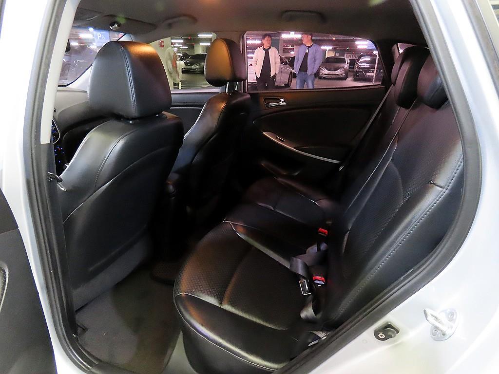 HYUNDAI Accent - Vista 7