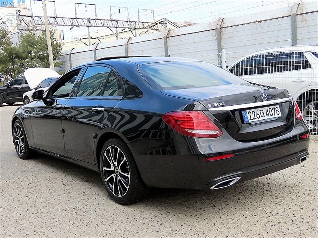 Mercedes Benz E class - Vista 3