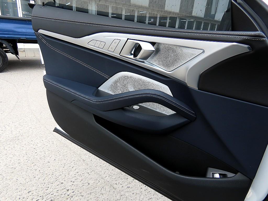 BMW 8 Series - Vista 12