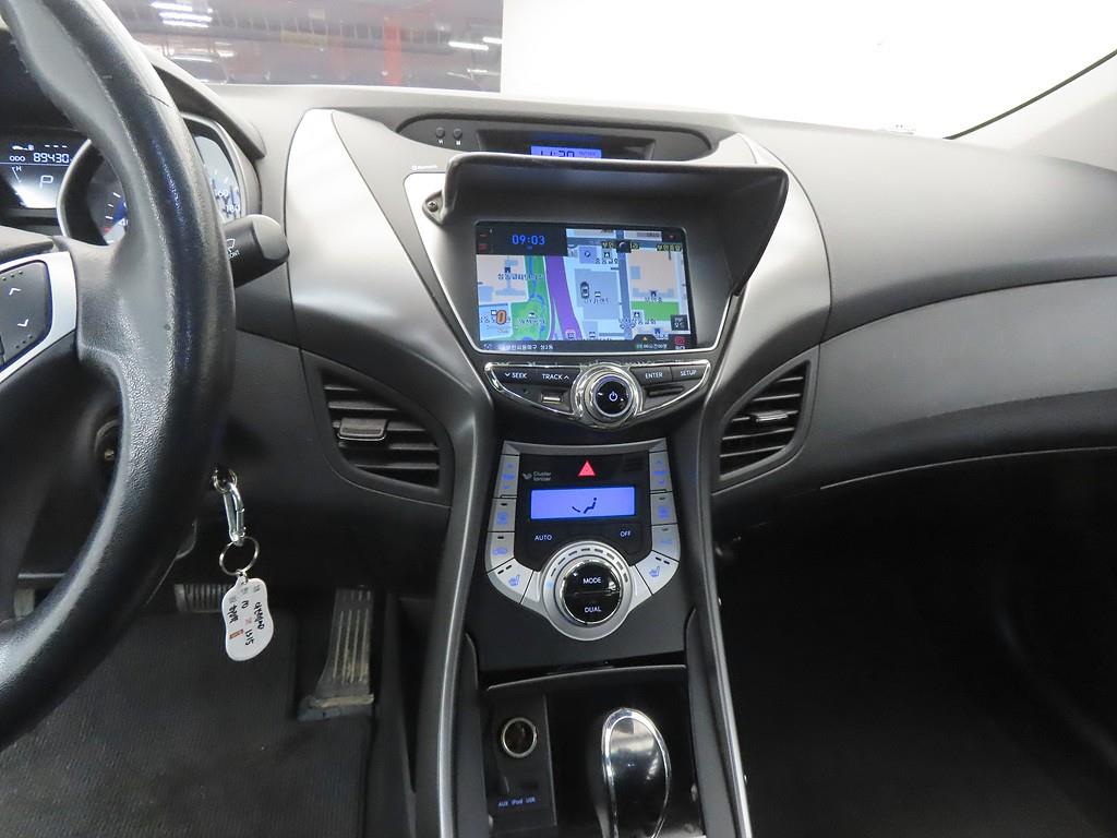 HYUNDAI Avante - Vista 10