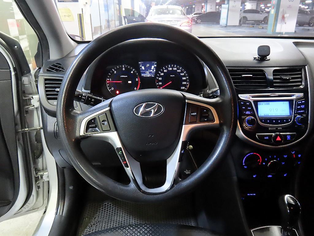 HYUNDAI Accent - Vista 8