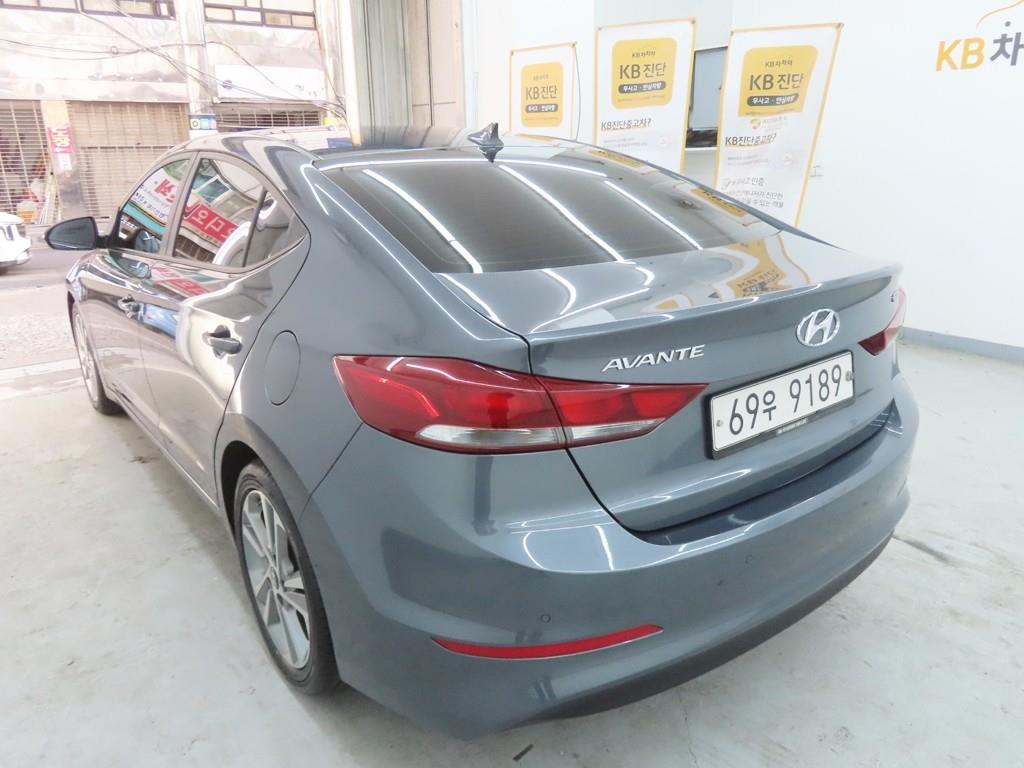 HYUNDAI Avante - Vista 3