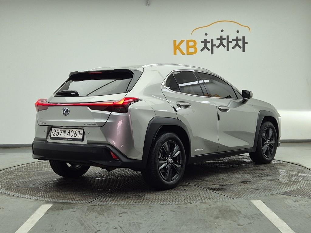 Lexus UX - Vista 4