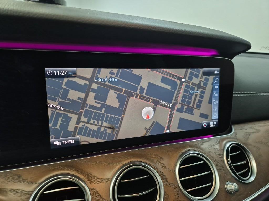 Mercedes Benz E class - Vista 8