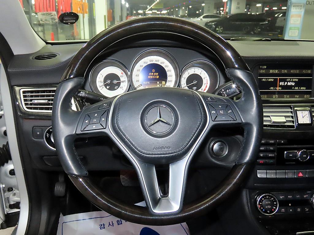 Mercedes Benz CLS Class - Vista 8