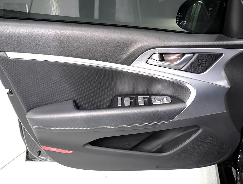 Genesis G70 - Vista 8