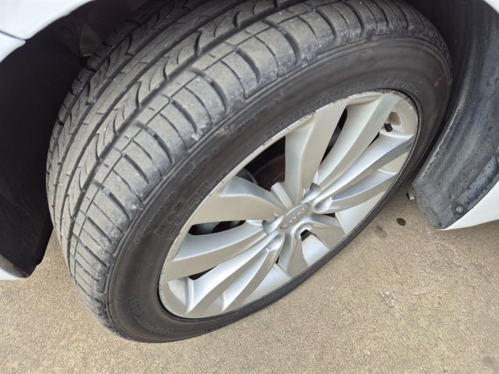 KIA Carens - Vista 8