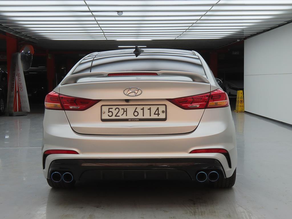 HYUNDAI Avante - Vista 3