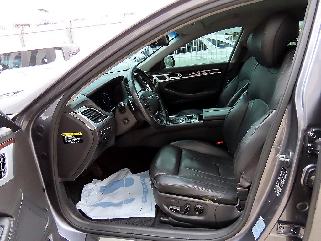 HYUNDAI Genesis - Vista 5