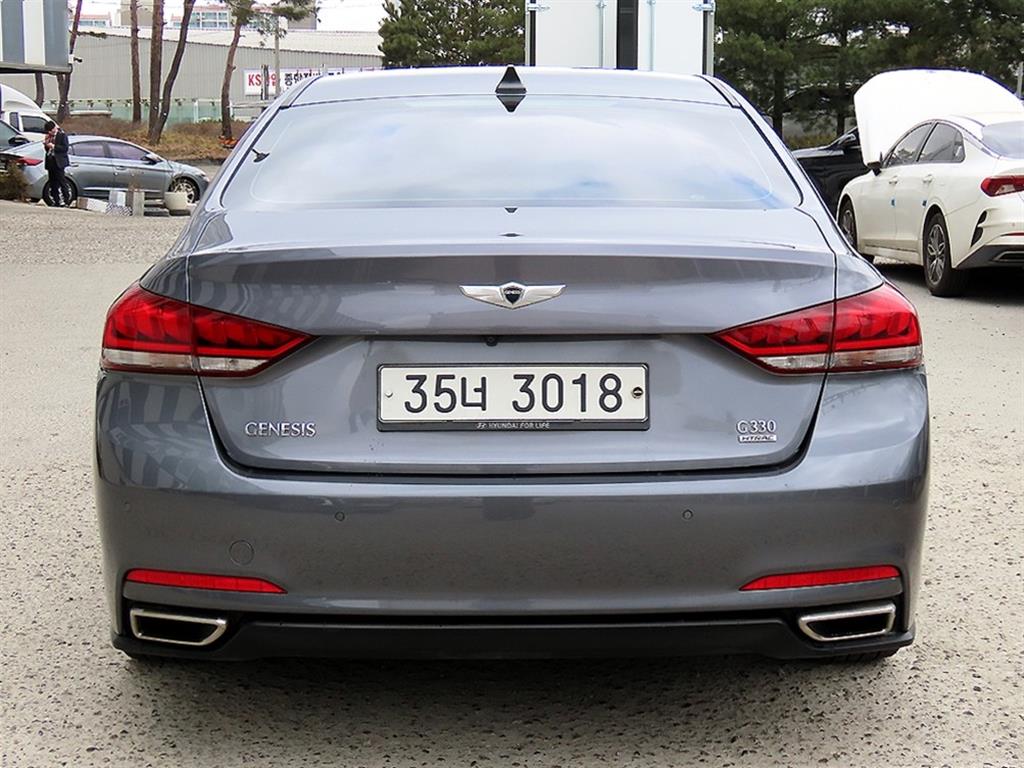 HYUNDAI Genesis - Vista 4