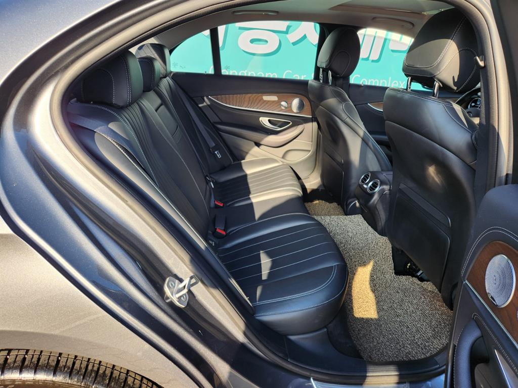 Mercedes Benz E class - Vista 7