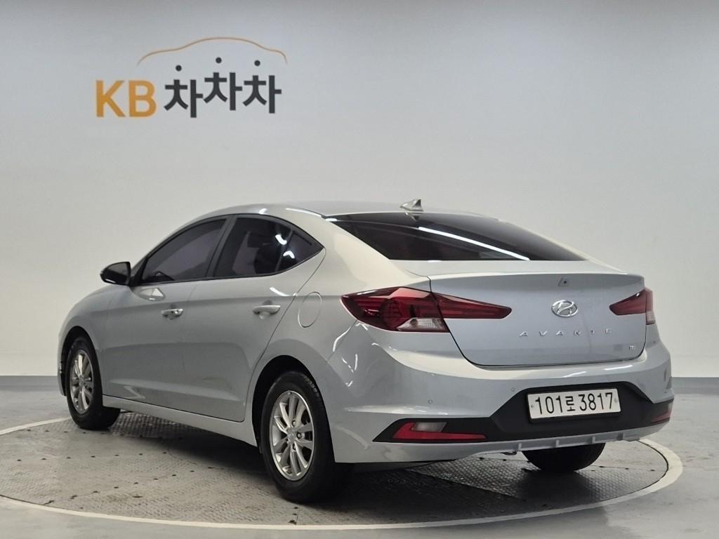 HYUNDAI Avante - Vista 2