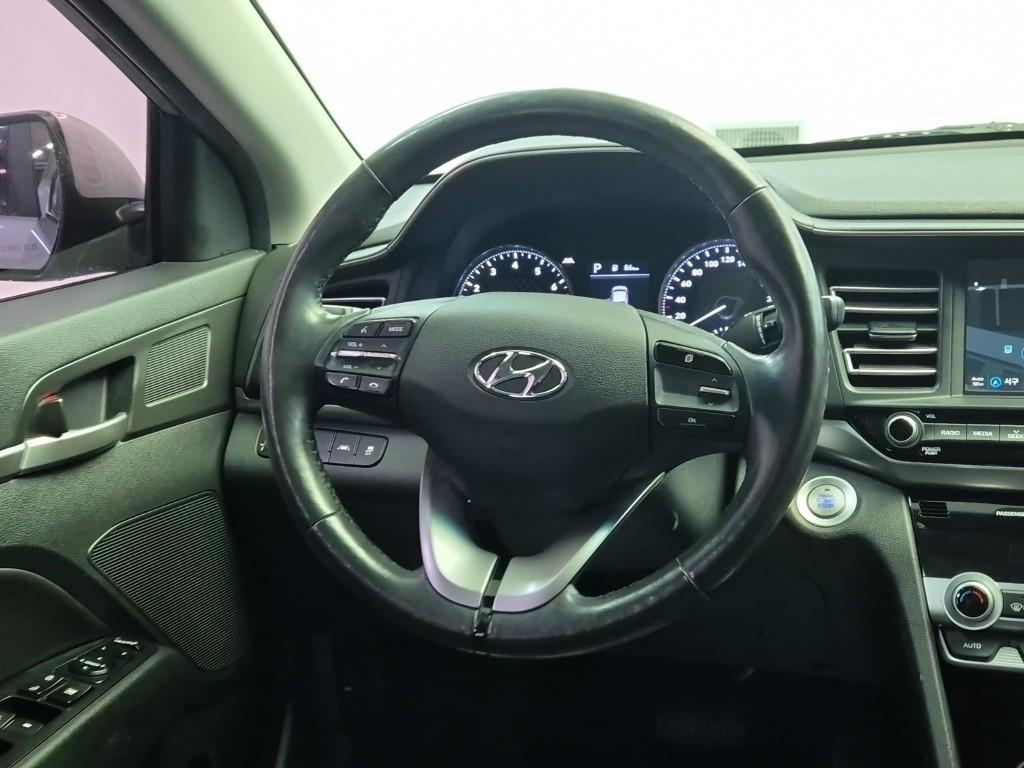 HYUNDAI Avante - Vista 9