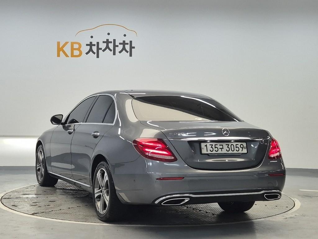 Mercedes Benz E class - Vista 3