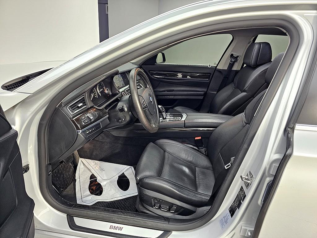 BMW 7 Series - Vista 8