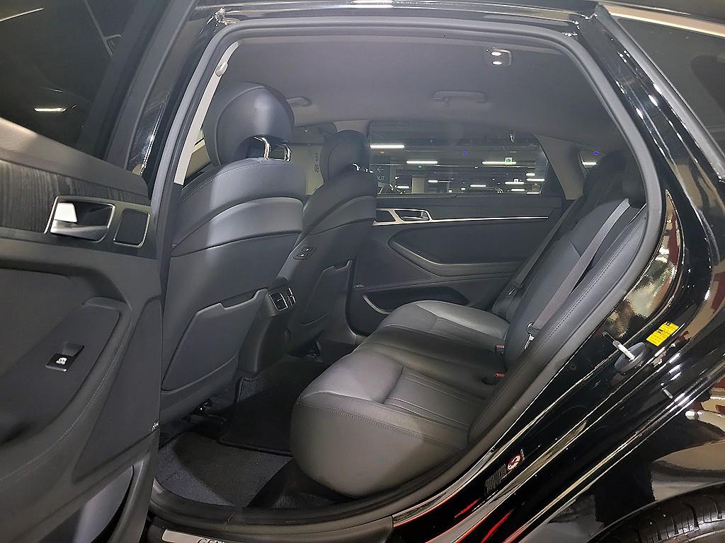 HYUNDAI Genesis - Vista 8