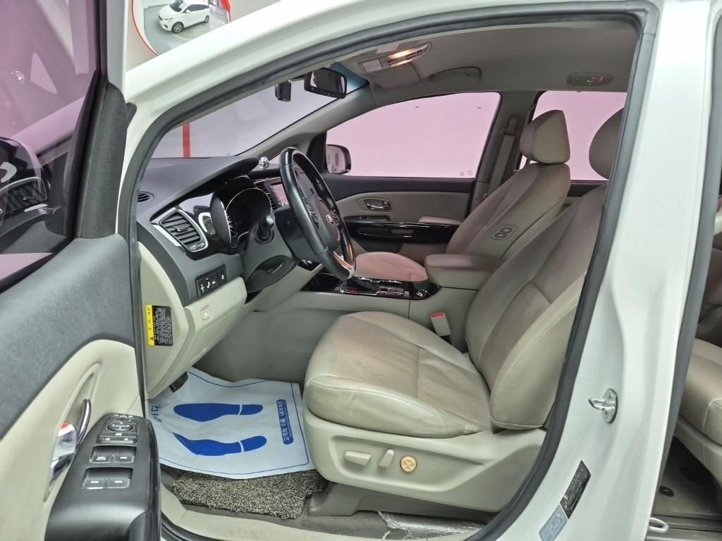 KIA Carnival - Vista 11