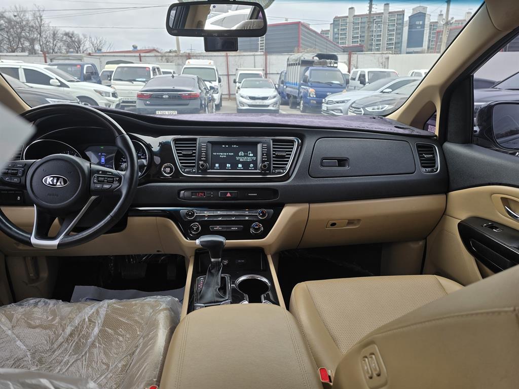 KIA Carnival - Vista 11