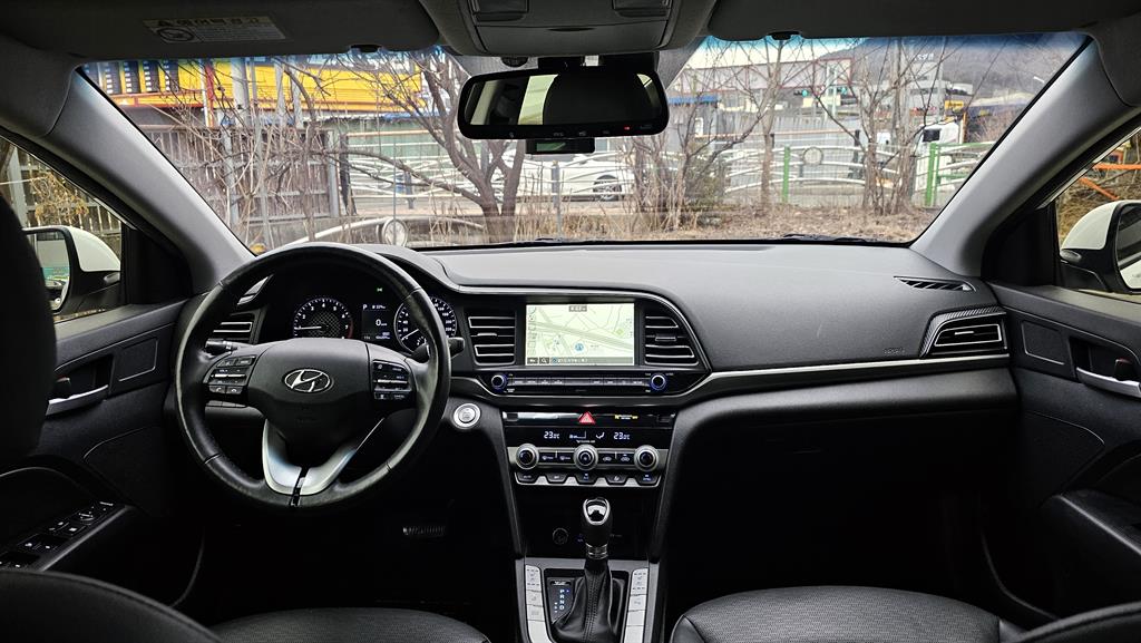 HYUNDAI Avante - Vista 9