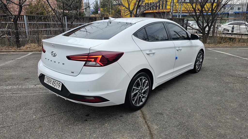 HYUNDAI Avante - Vista 3