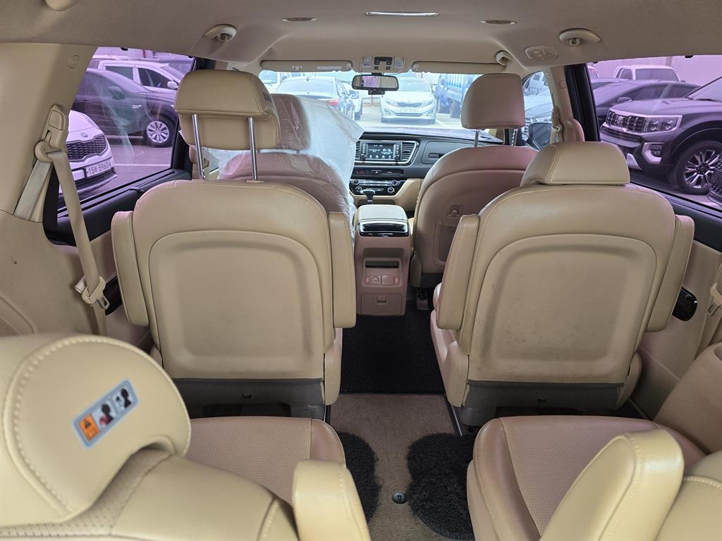 KIA Carnival - Vista 9