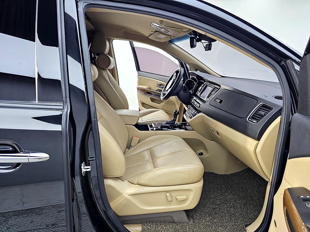 KIA Carnival - Vista 11