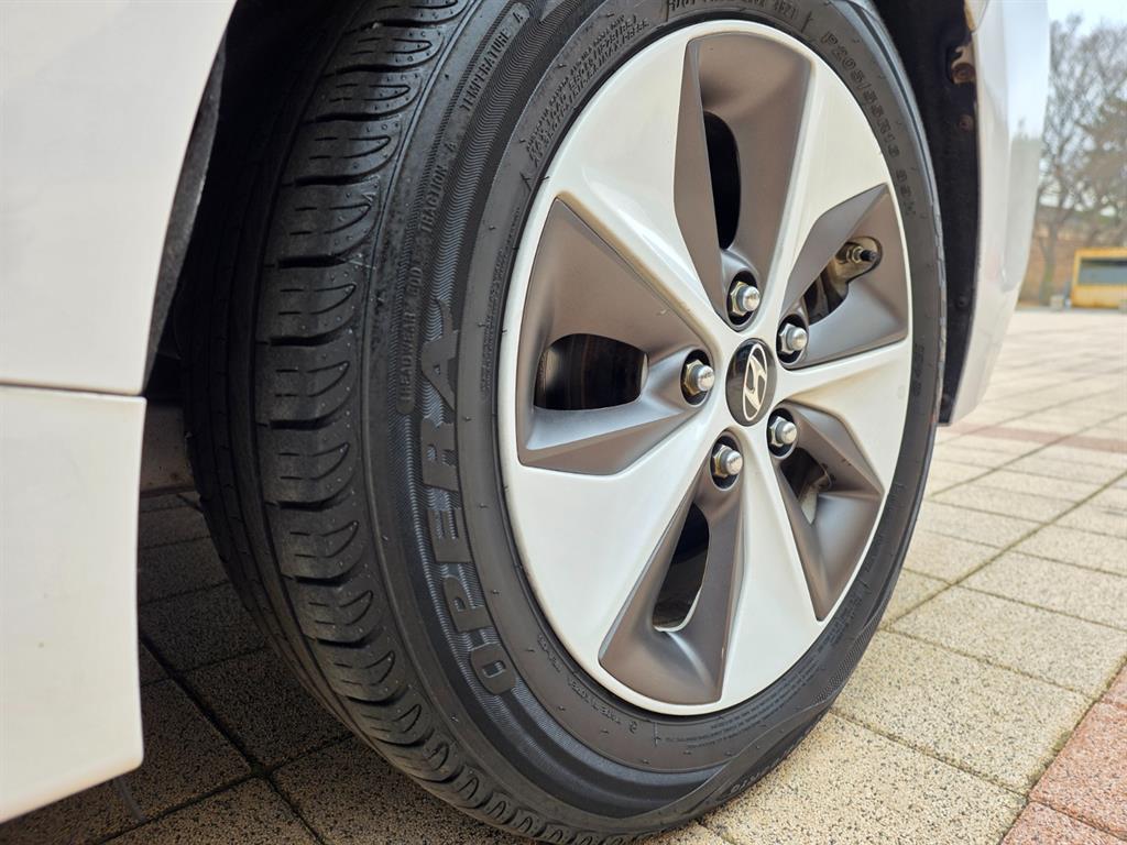 HYUNDAI Ioniq - Vista 7