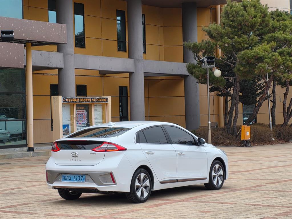 HYUNDAI Ioniq - Vista 3