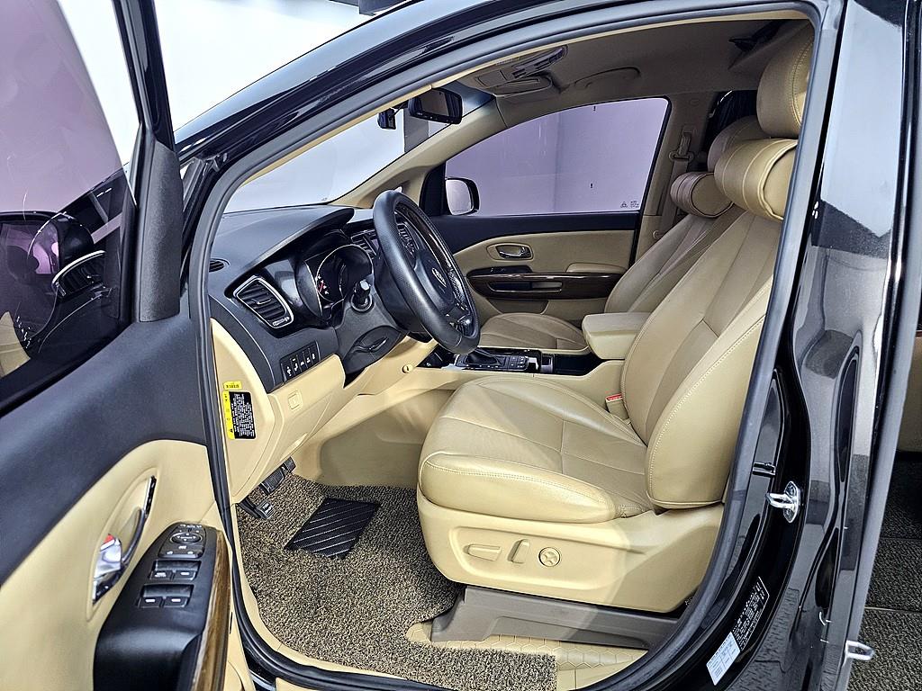 KIA Carnival - Vista 8
