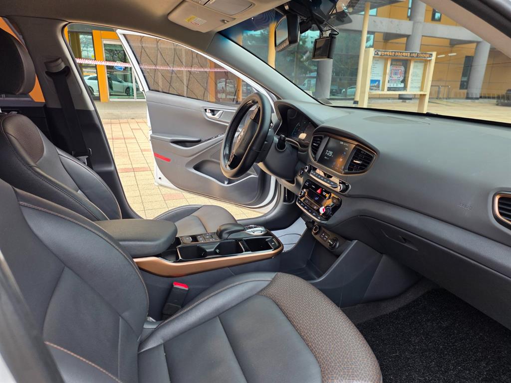 HYUNDAI Ioniq - Vista 11