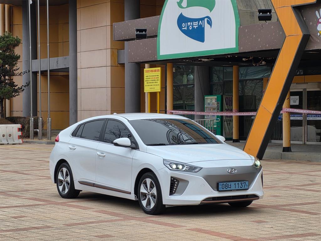 HYUNDAI Ioniq - Vista 5