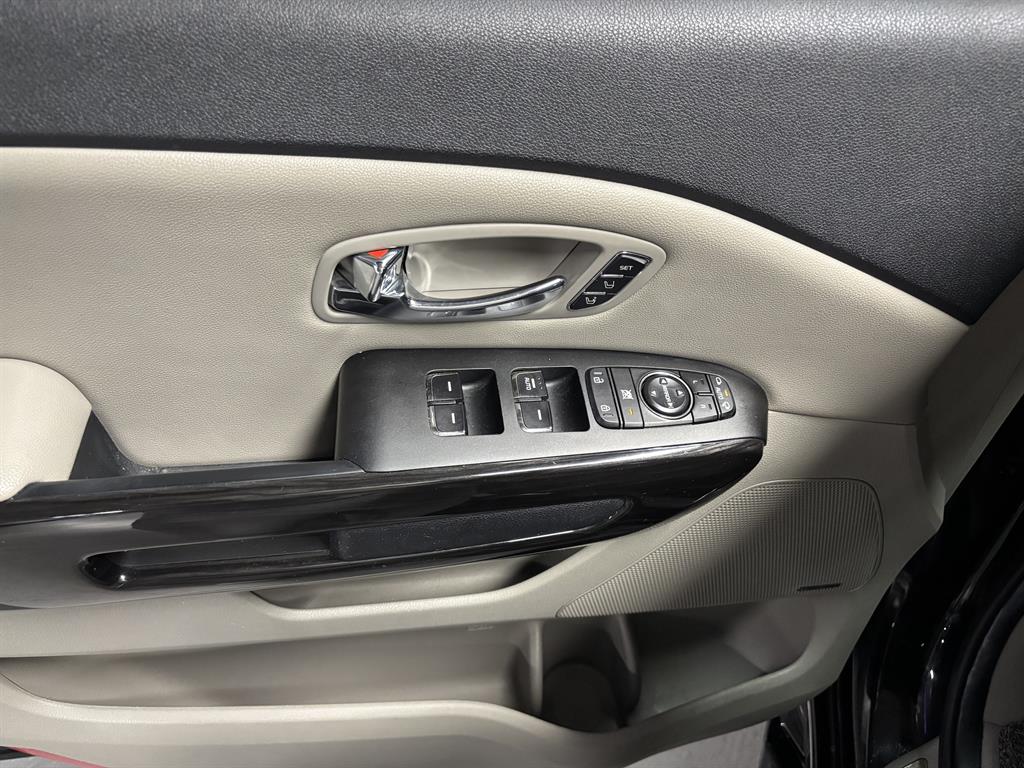 KIA Carnival - Vista 11