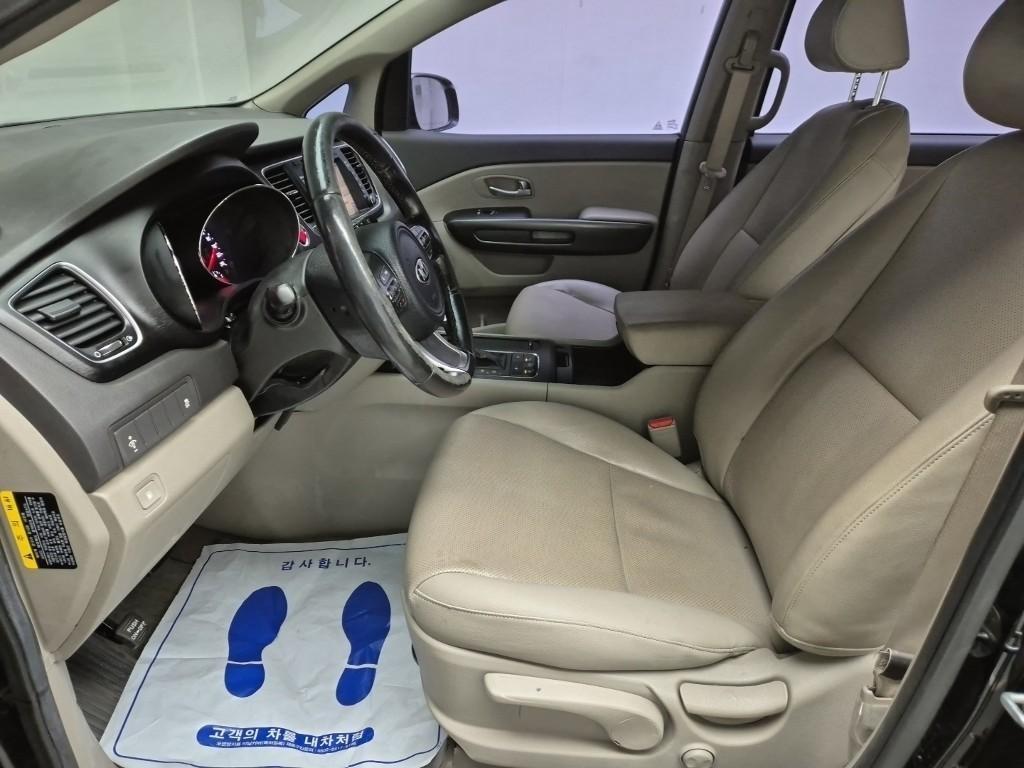 KIA Carnival - Vista 11