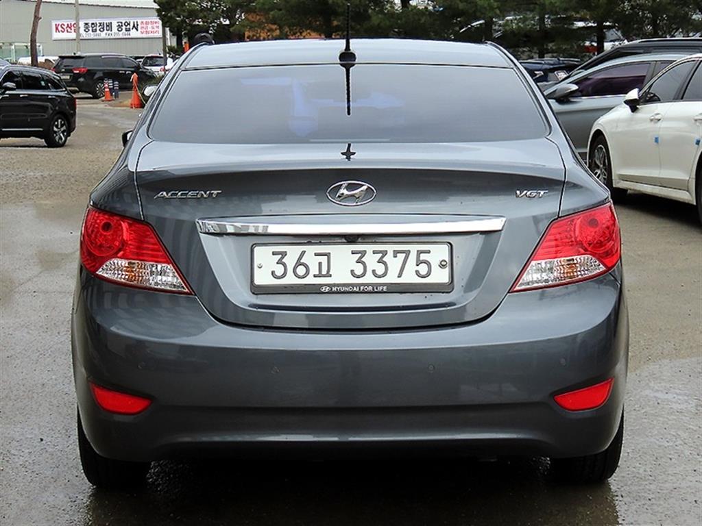 HYUNDAI Accent - Vista 4