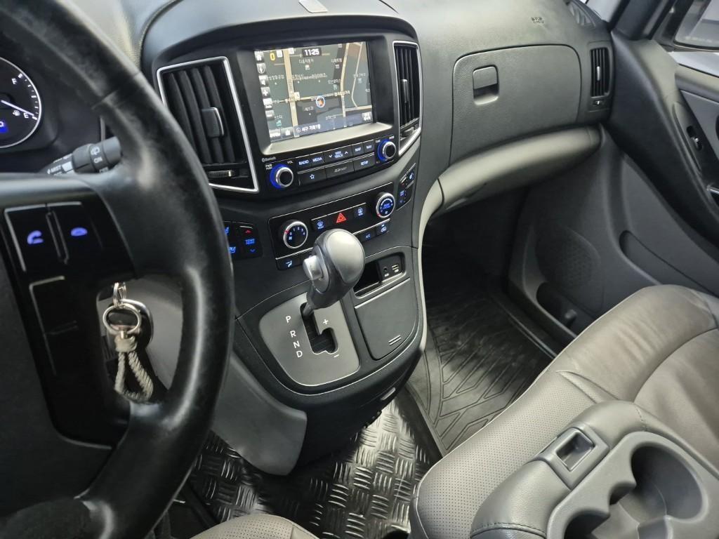 HYUNDAI Starex - Vista 10