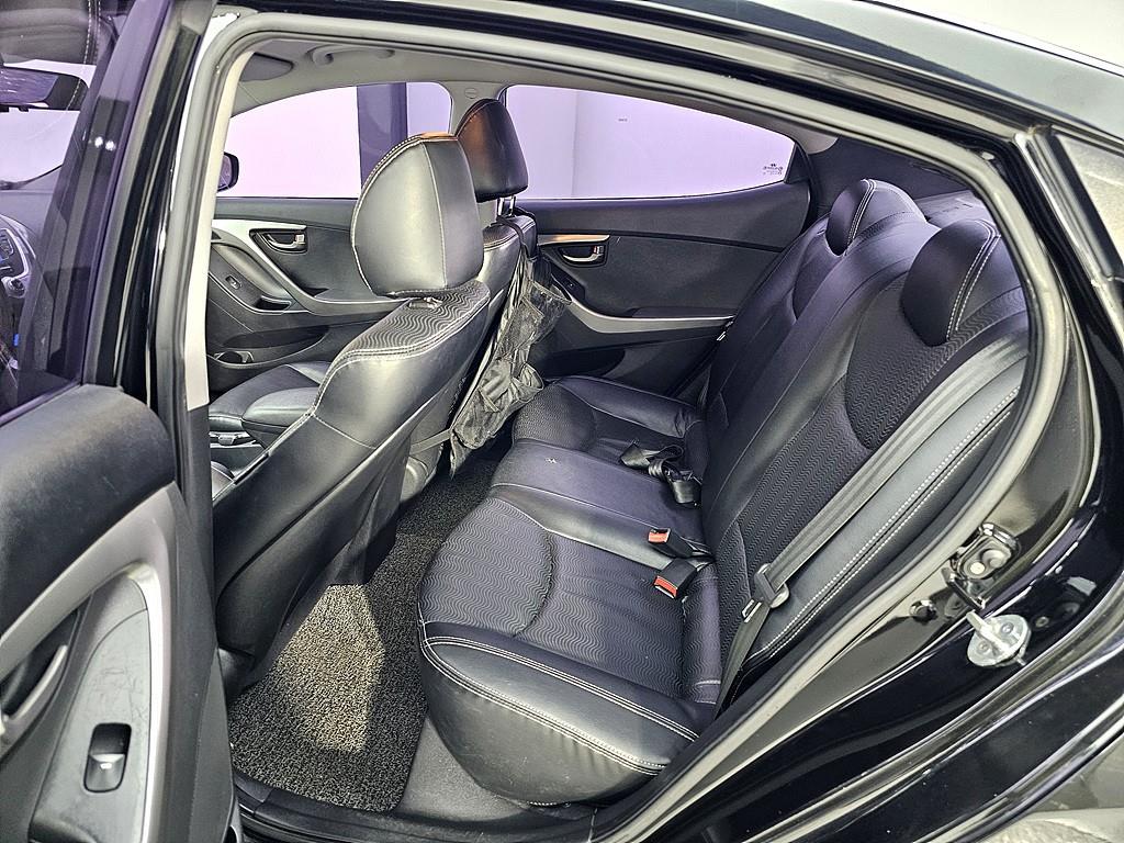 HYUNDAI Avante - Vista 8