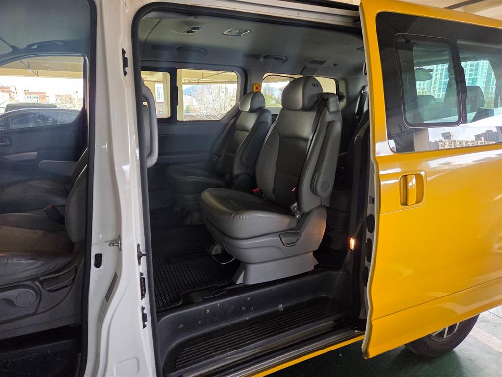 HYUNDAI Starex - Vista 7