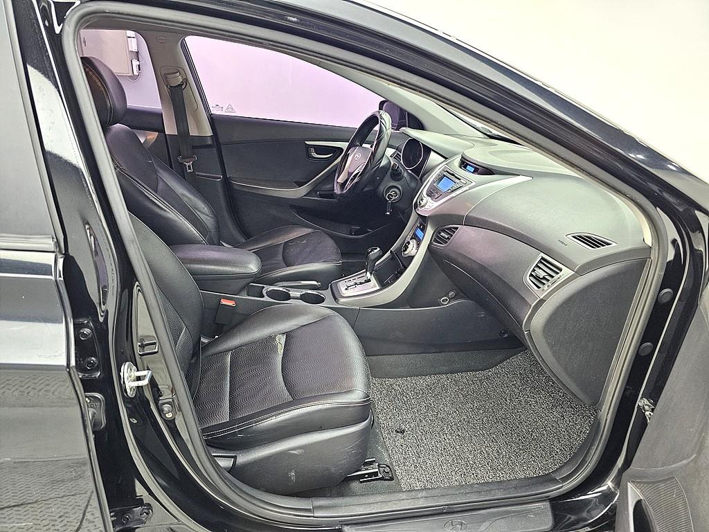 HYUNDAI Avante - Vista 10