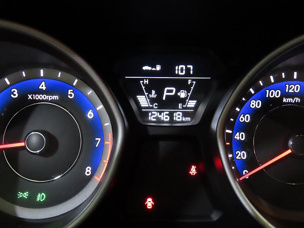 HYUNDAI Avante - Vista 9