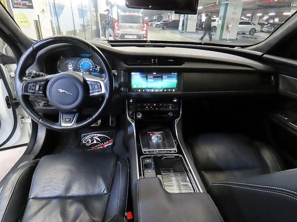 Jaguar XF - Vista 10