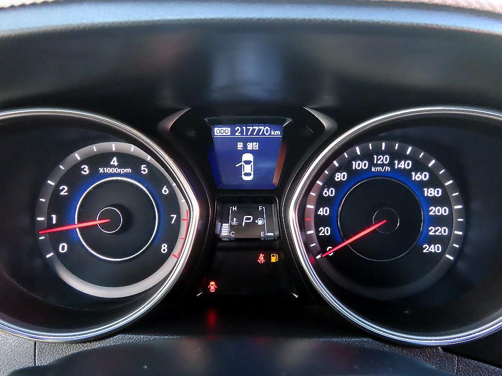 HYUNDAI Avante - Vista 9