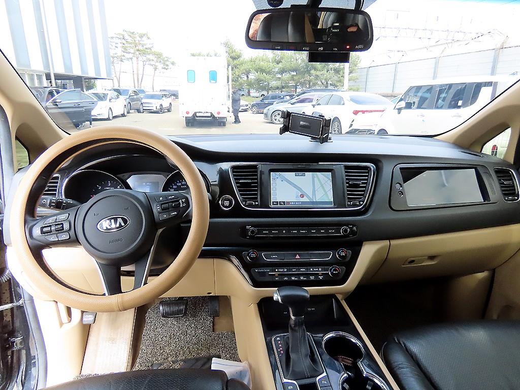 KIA Carnival - Vista 8