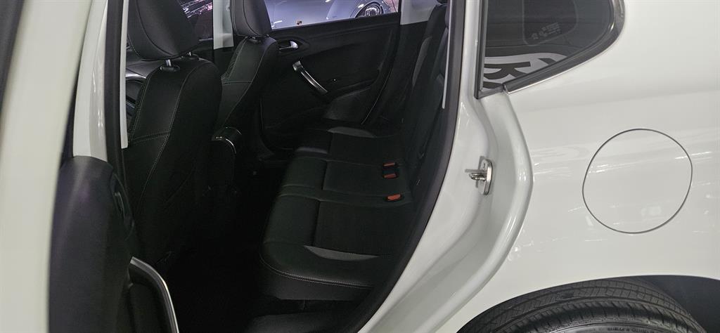 Peugeot 2008 - Vista 8