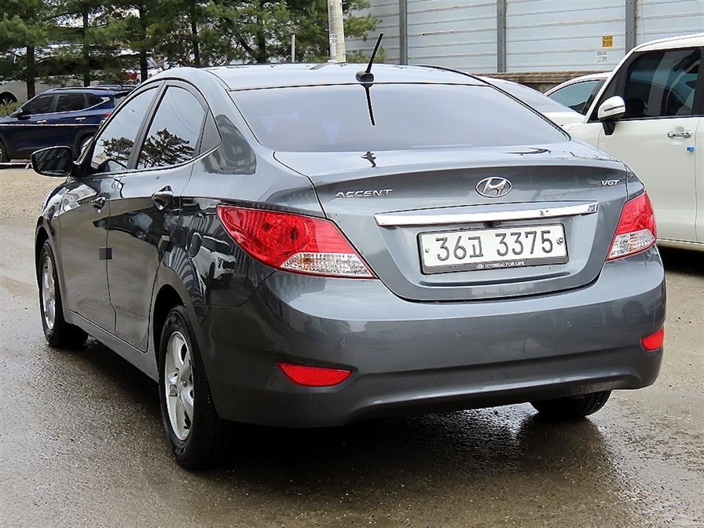 HYUNDAI Accent - Vista 3
