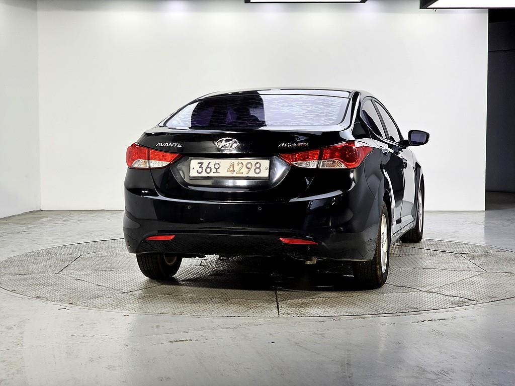 HYUNDAI Avante - Vista 3