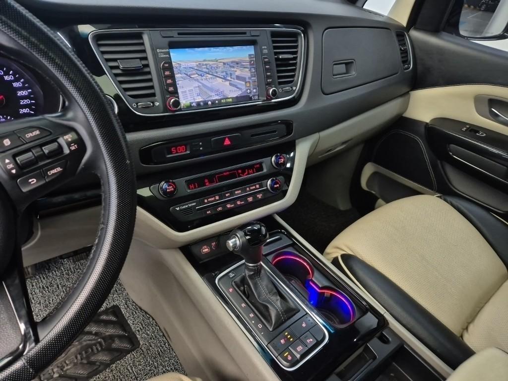KIA Carnival - Vista 10