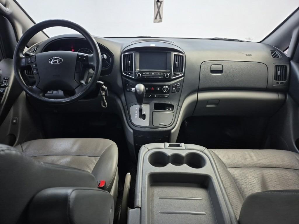 HYUNDAI Starex - Vista 6