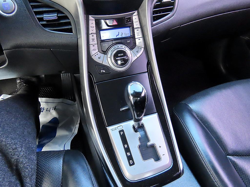 HYUNDAI Avante - Vista 10