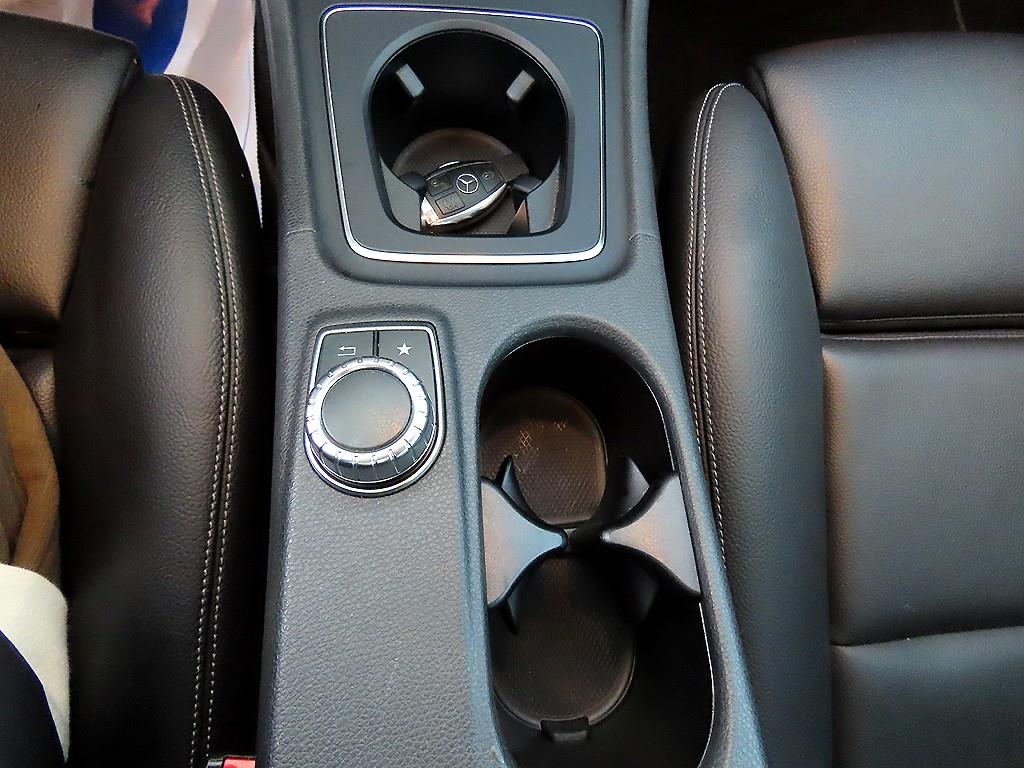 Mercedes Benz GLA Class - Vista 12