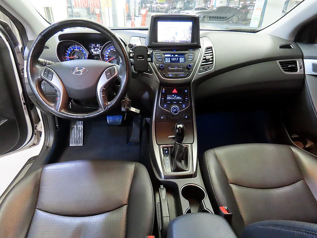 HYUNDAI Avante - Vista 10